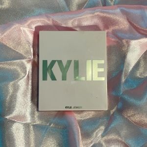 Kylie Cosmetics Cheers Darling Highlighter